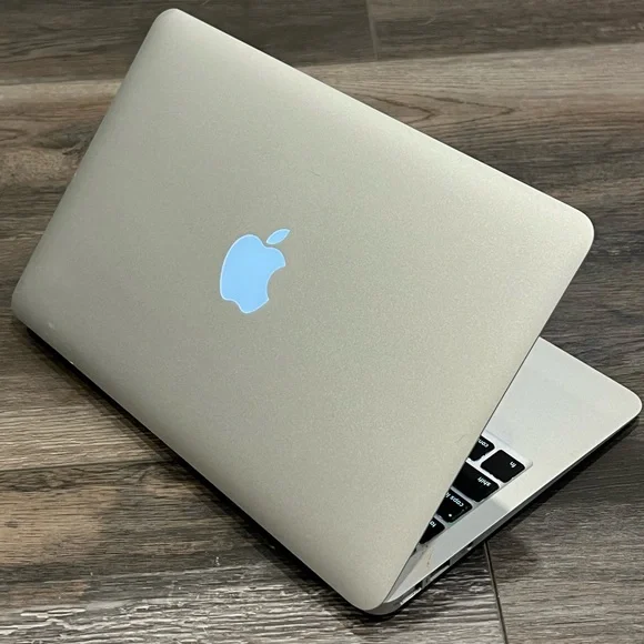 MacBook Air 11 Inch - Picture 5 of 7